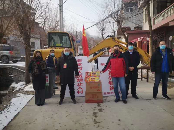 當前，新型冠狀病毒的肺炎疫情防控形勢嚴峻，小區(qū)是城市治理的基本單元，物業(yè)更是疫情防控的第一戰(zhàn)線。疫情就是命令，防控就是責任，為打贏這次防疫戰(zhàn)，三箭物業(yè)公司于1月23日便成立了應(yīng)對新型冠狀病毒疫情聯(lián)防聯(lián)控領(lǐng)導小組，明確分工，各司其職，把做好疫情防控工作作為當前的首要任務(wù)，迅速安排各物管部積極采取防控措施，竭力守護業(yè)主、員工的健康安全，維護園區(qū)的和諧穩(wěn)定。