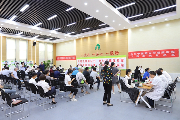黨建引領(lǐng)聚合力，結(jié)對共建促發(fā)展  為民服務辦實事，惠民義診暖民心——山東中醫(yī)藥大學附屬醫(yī)院門診管理服務黨支部和管理公司機關(guān)黨支部舉行黨建共建協(xié)議簽約儀式